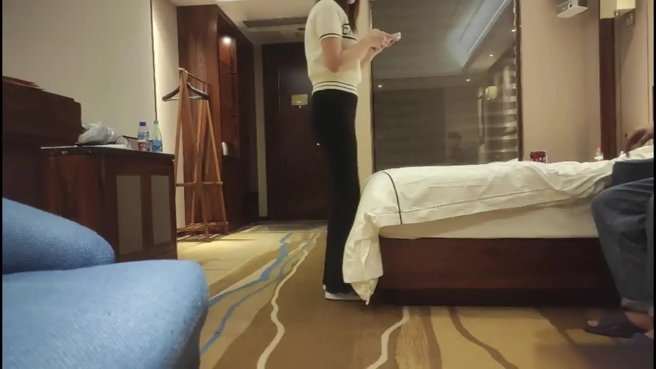 22岁175CM高雅气质女生，穴紧水软易推倒~