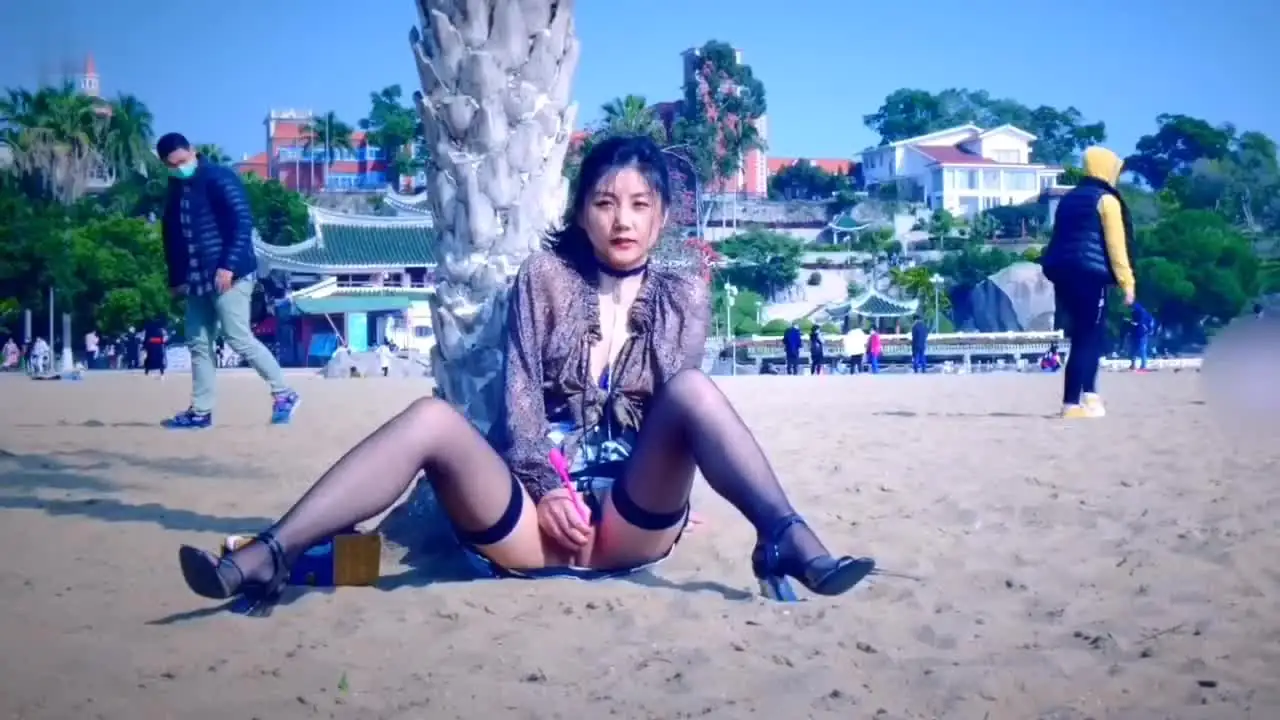 沙滩人群露出自慰原版黑丝长腿身材不错太刺激了几个男人盯着看