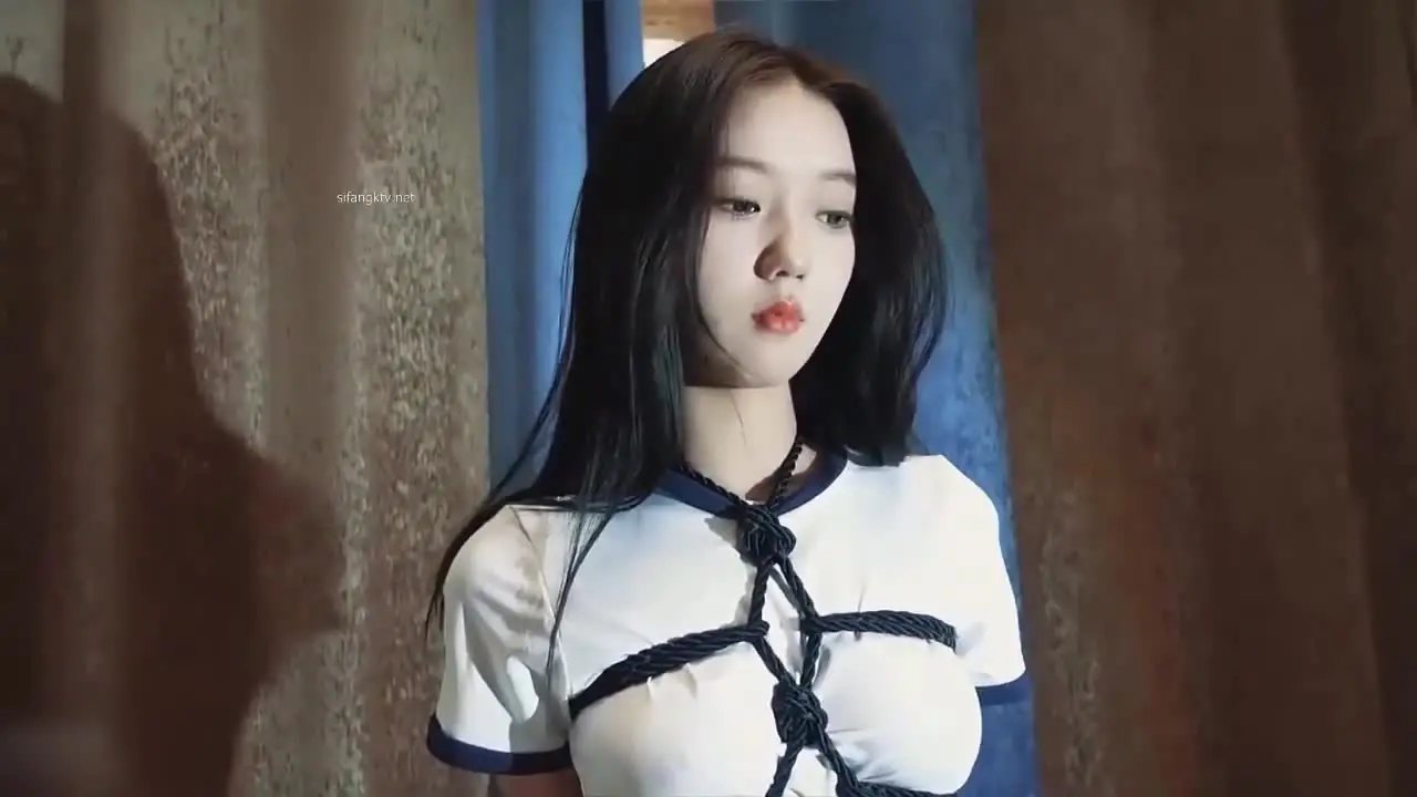 神仙颜值清纯萌妹子灵灵，首次捆绑TJ，捆绑挣扎，超紧股绳，被大姐姐用棒棒玩到全身抽搐，