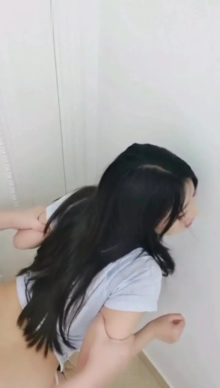 【真实父女乱伦预览】一家三口听说拍这个赚钱，母女共侍一夫乱伦，爸爸很喜欢操18岁鲜嫩白虎女儿！操妈妈