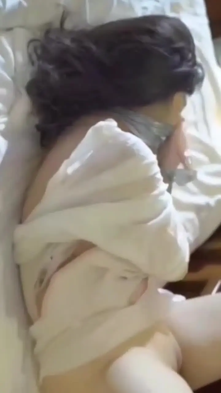 流出！被强奸的女高中生 绑带捂嘴 太可怜