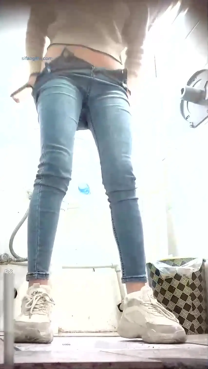 商场女厕全景偷拍极品美女，紧身牛仔老爹鞋