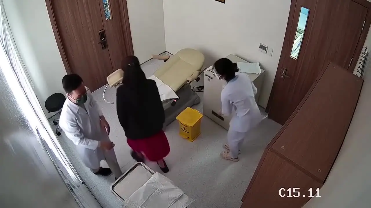 【妇科门诊监控偷拍】红裙子美女做妇检,看到男医生进来后浑身不自在,让男医生能不能先出去一下