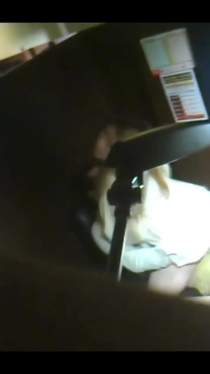 【大学自习室榨精】情绪稳定的学长，学姐动不动就看门口怕被发现，结果被门窗偷拍，男主发现镜头吓得停拍了