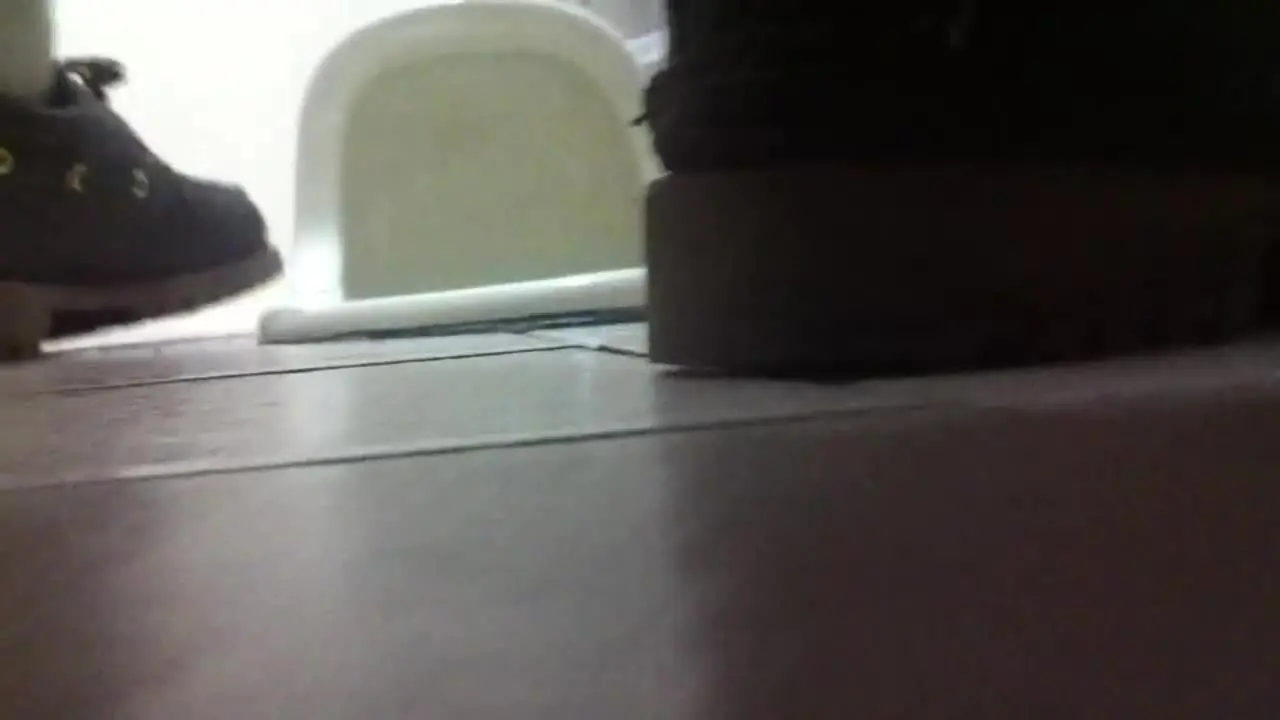 偷偷跟踪高中情侣在公厕当四脚兽 两人干的忘我没注意被人偷拍