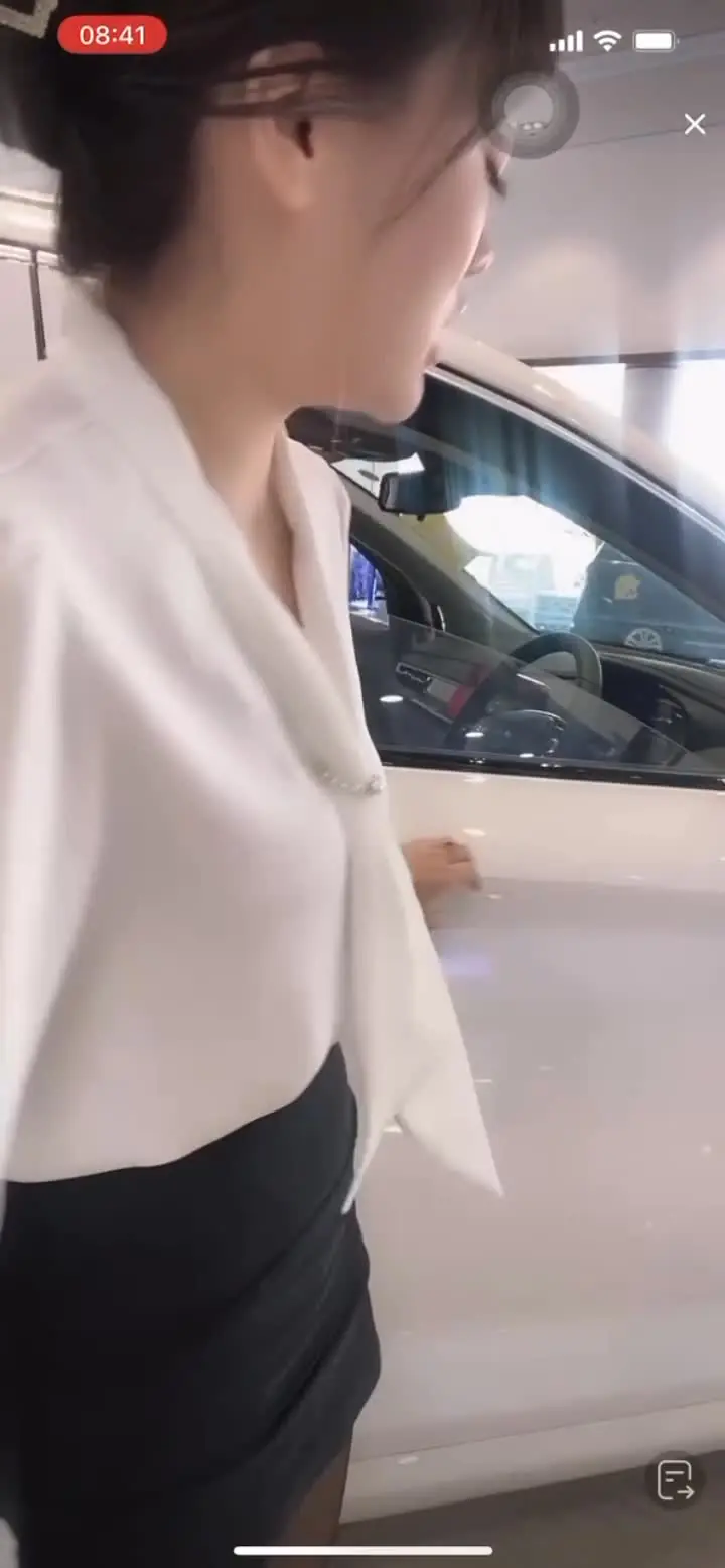 抖音快手走光系列-女销售走光