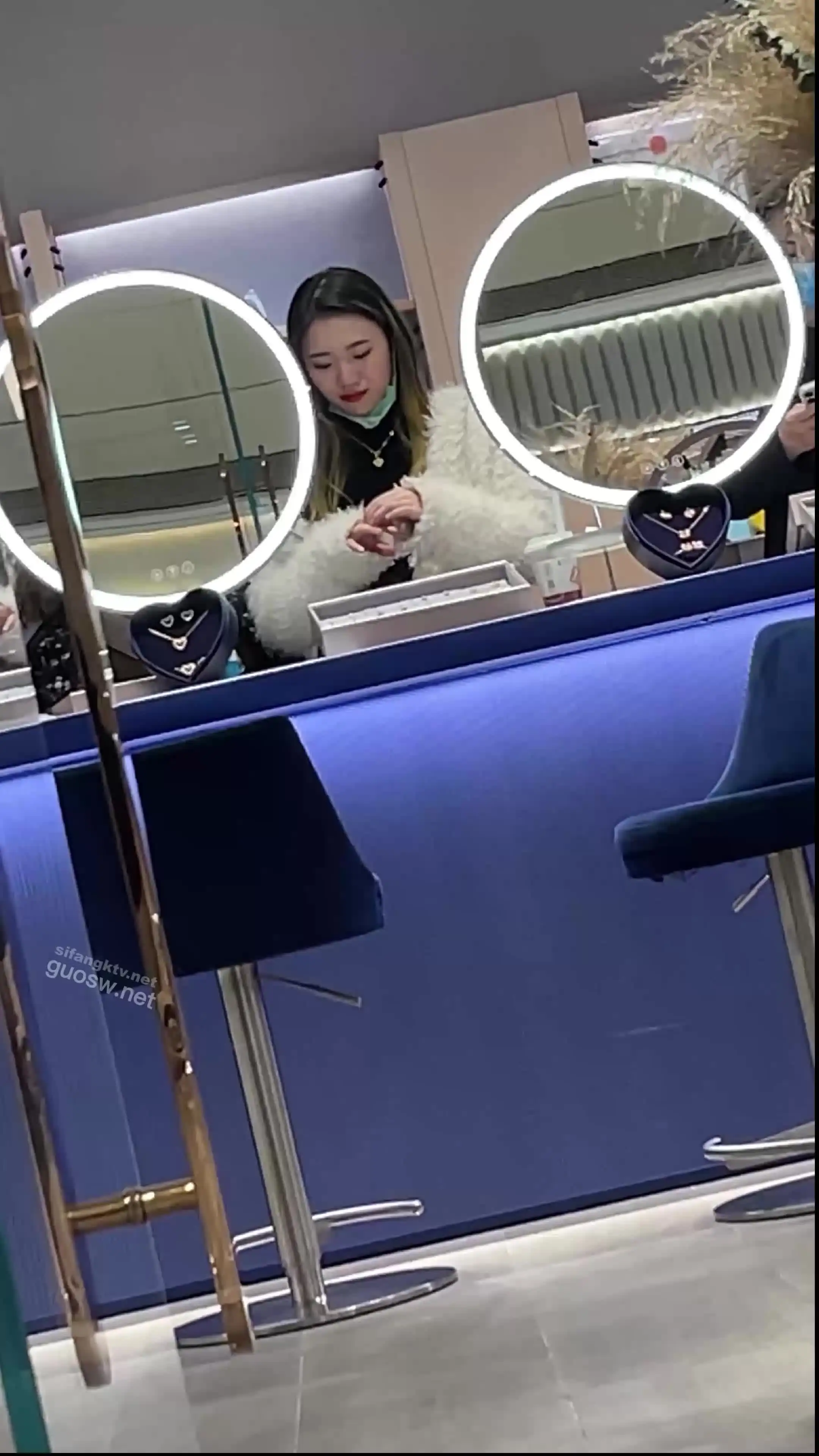 偷拍y2k少女逛街裙底走光