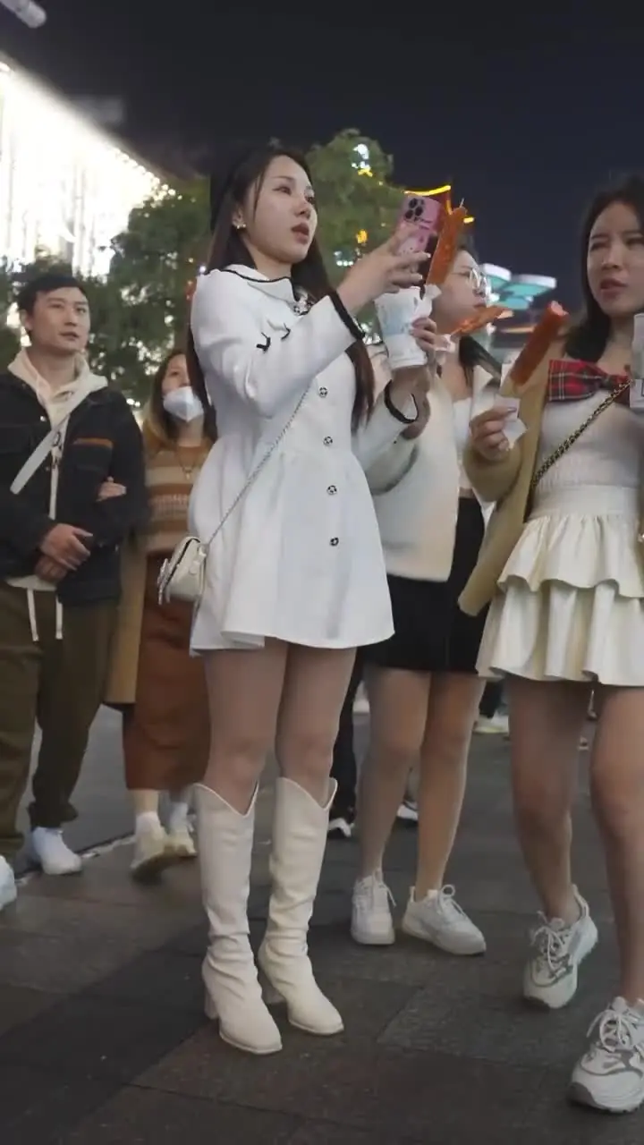 Street shoot trailing bottom skirt bottom white boots beautiful little pants