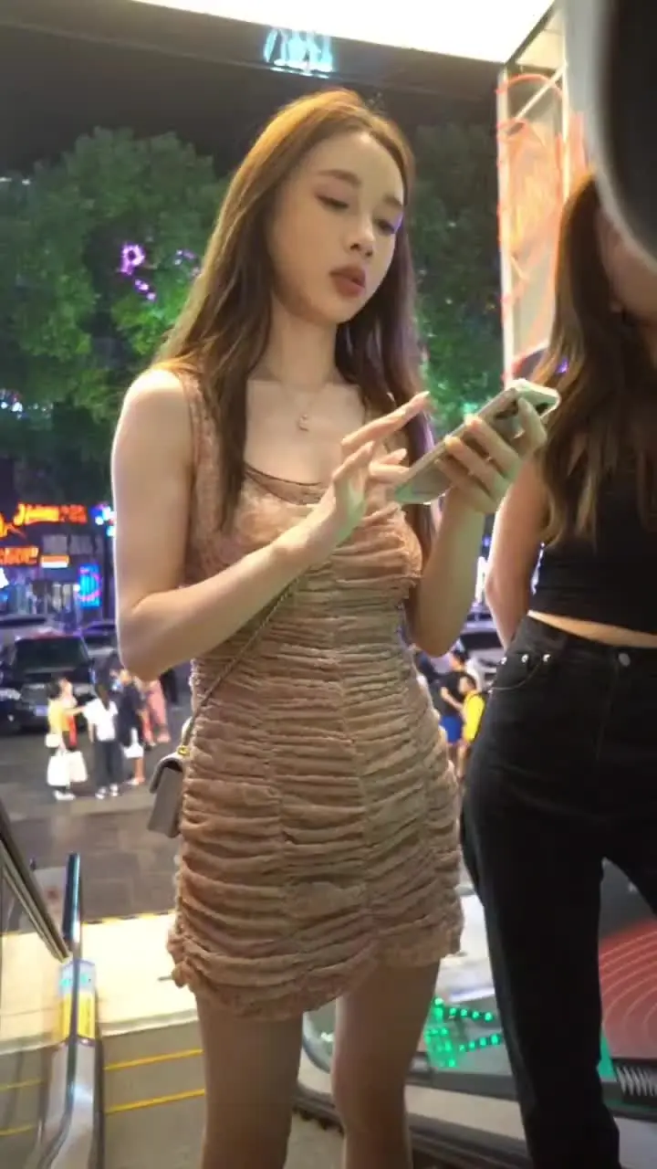 极品包臀裙小姐姐跟朋友逛商场不停的摆弄头发缺不知道已经被偷拍的盯上啦