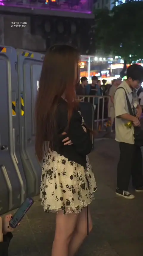 Street Photography Waiting for a friend's young lady strawberry underwear super cute