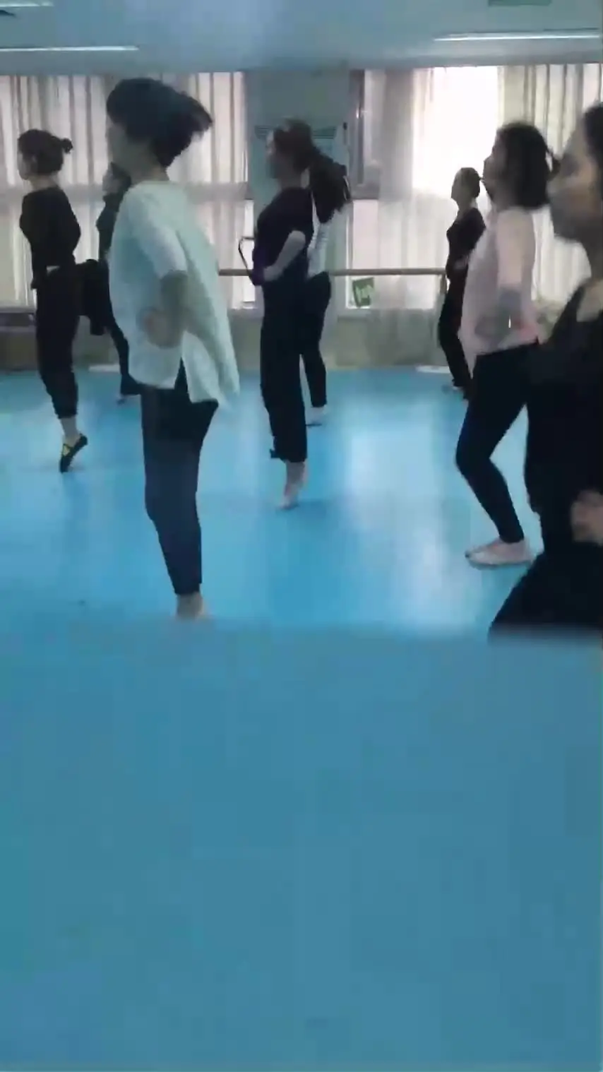 潜入舞蹈培训班_偷拍两位漂亮的女学员嘘嘘