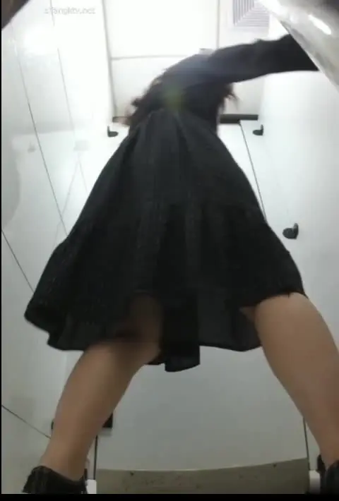 厕拍小姐姐尿尿这阴唇有点大