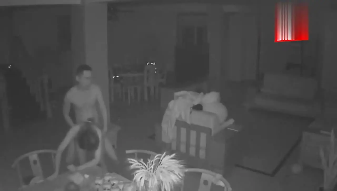 乌鲁木齐少妇和隔壁老王偷,情不料家里居然偷偷装了摄像头惨遭曝光！！！