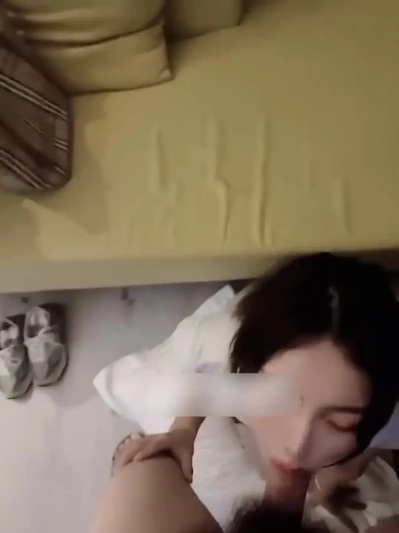 [电竞房的秘密]娇羞巨乳母狗，好生伺候男友，羞射口交小小的身材藏着大大的奶子，没草几下就给操哭了