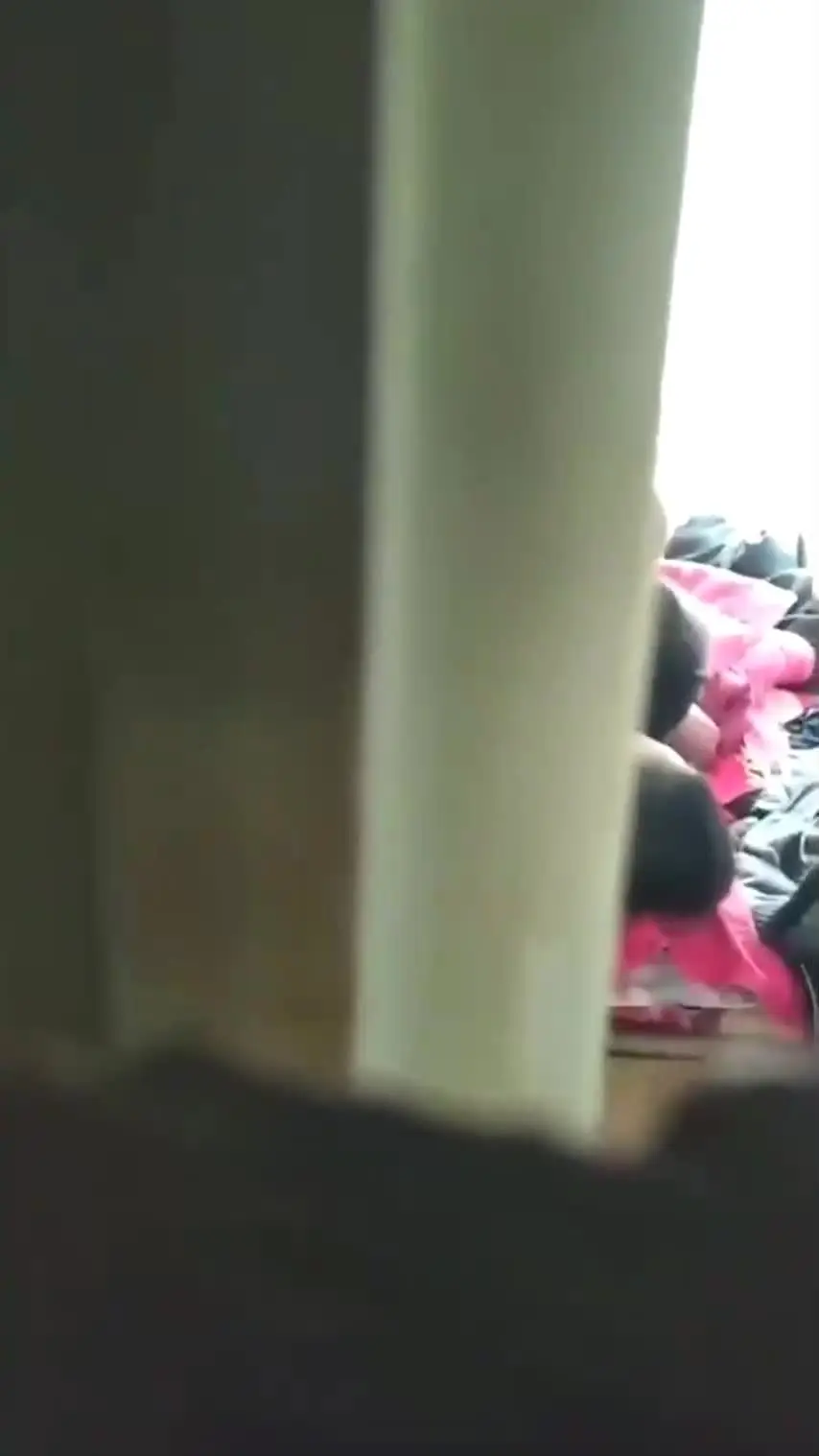 发现媳妇出轨了 媳妇还不知道 我受不了了 给我推一会儿_躲在衣柜里拍下媳妇与人出轨的视频