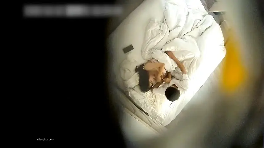 酒店偷拍 S级身材正妹和纹身男炮友下午开房啪啪