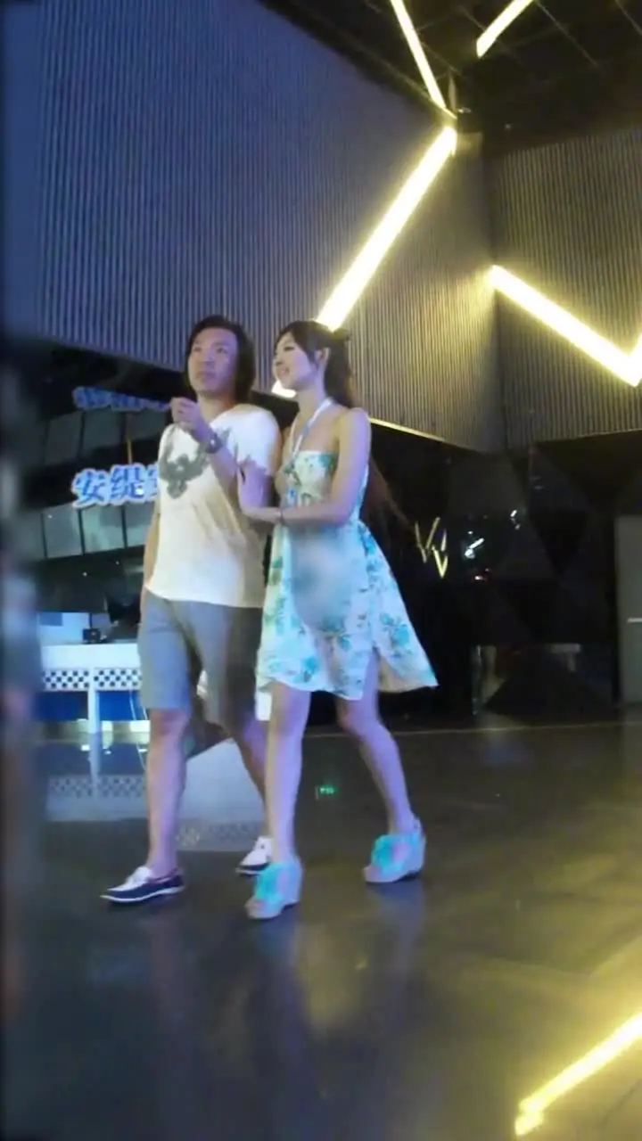 情侣逛商场偷拍别人女友裙底风光