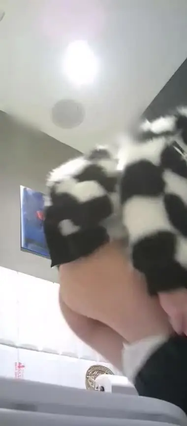 高颜质美女上厕所被针孔偷拍