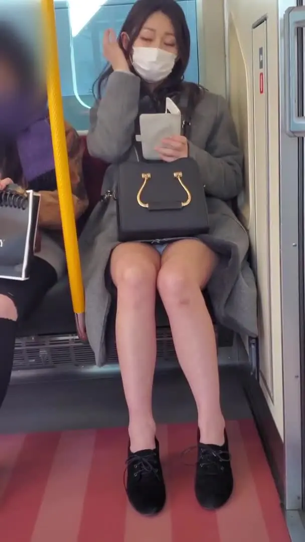 Phát hiện kẻ biến thái trên xe điện chụp lén chân và còn mở rộng hơn nữa