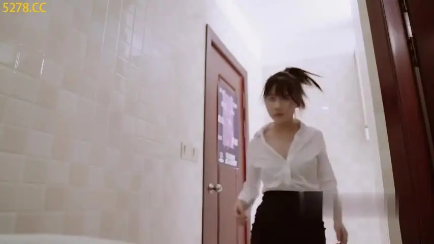 新年賀歲檔國產痴漢系列保安偷拍到經理與職員做愛色心大起威脅美女廁所強幹 高清版