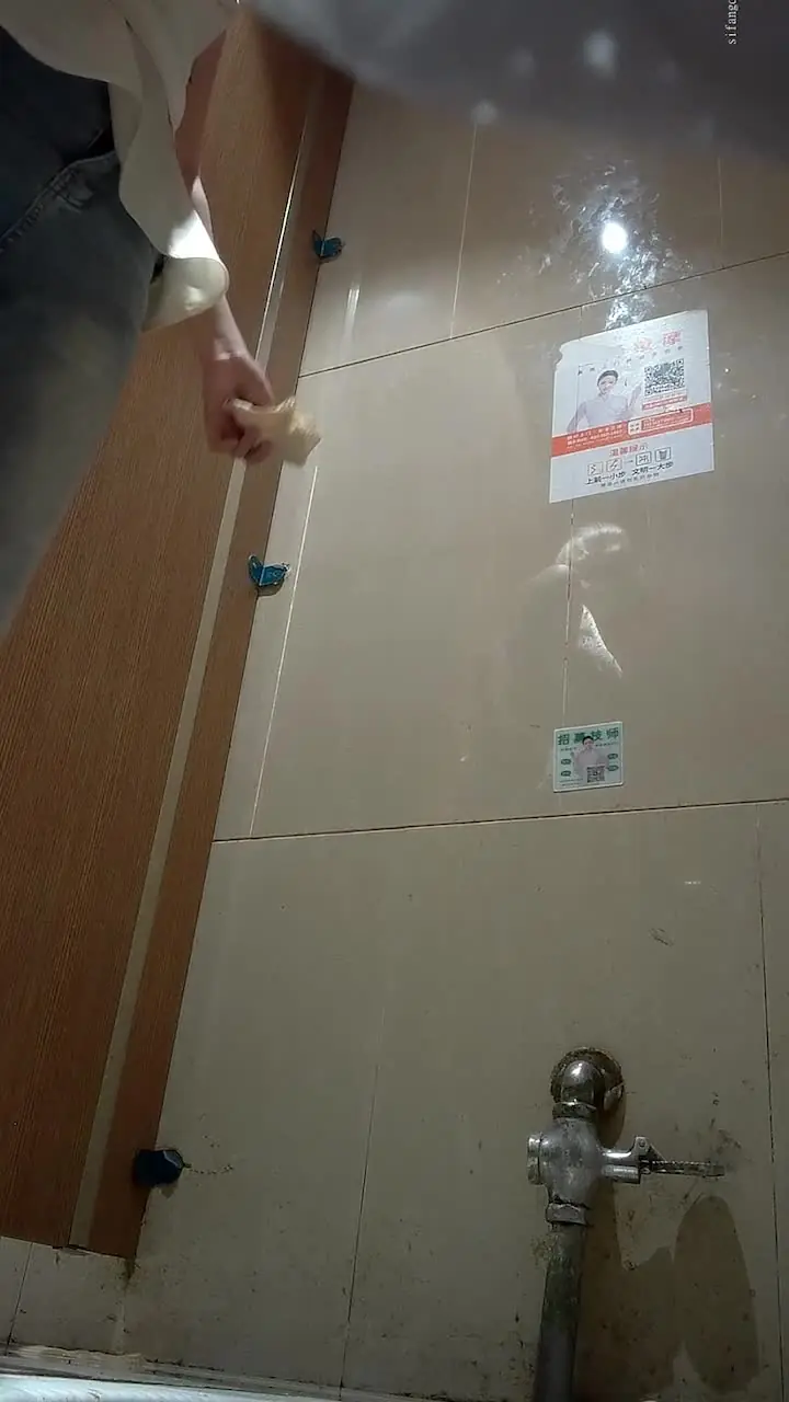 厕所偷拍甜美可爱少女