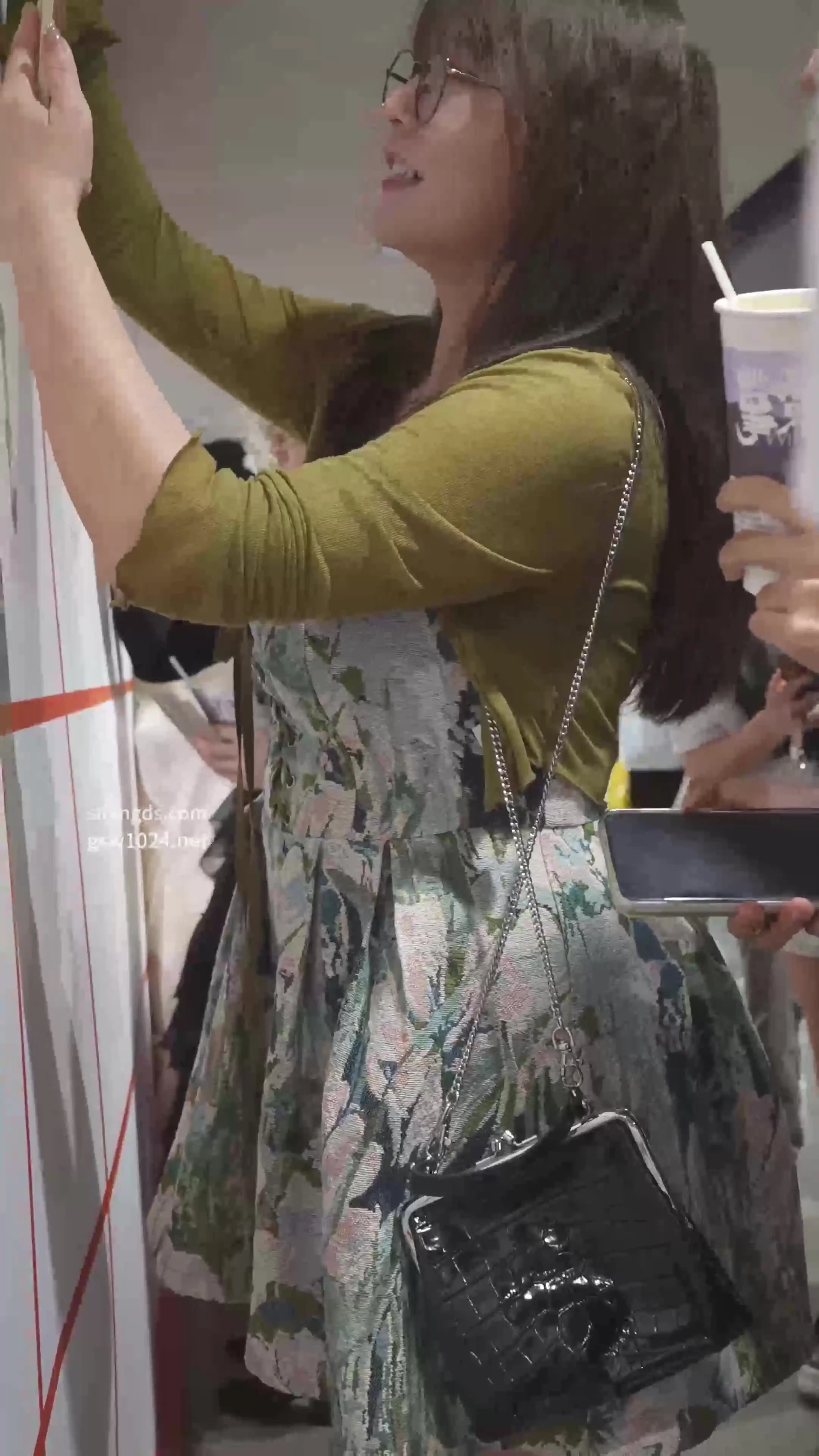 偶尔偷拍点肉感妹子，蜜大腿软嫩还是挺香的