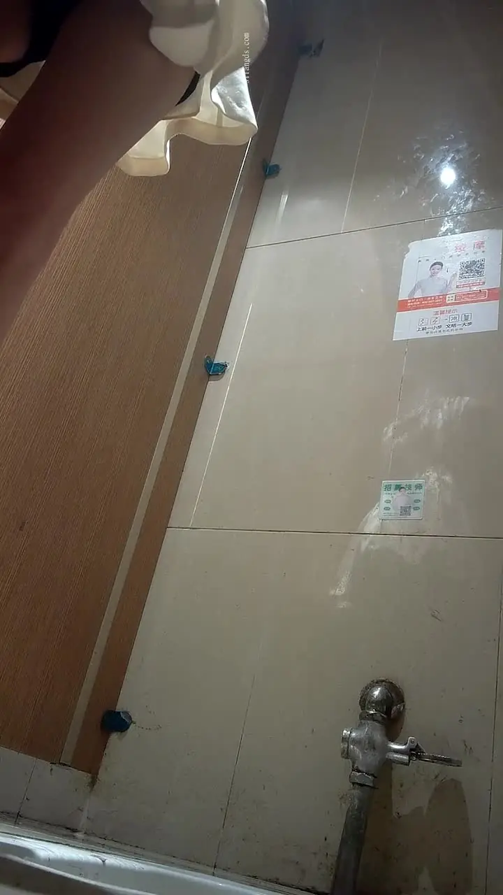 女厕全景偷拍美女尿尿