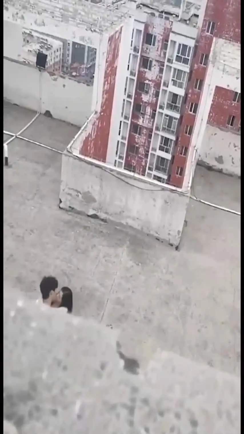 情侣天台激情啪啪，被我这老六全程偷拍，现场上演AV情节