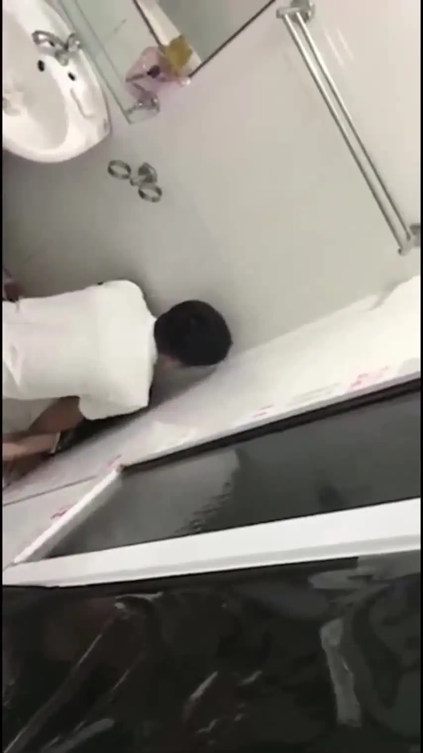 同学聚餐小哥灌醉女同学，在餐厅厕所啪啪，被几个同学趴墙头围观偷拍