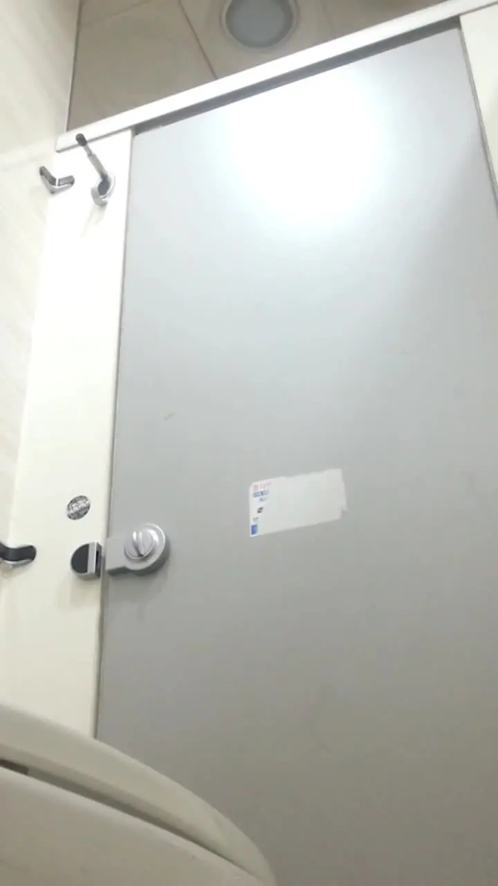 厕所偷拍身材诱人的人妻