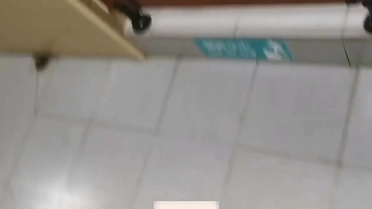 医院厕所偷拍背包的年轻小姐姐尿尿