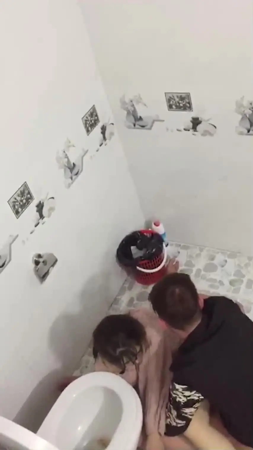 喝醉的美女趴在马桶上吐，来个捡尸的屌丝男把她内裤脱了想上她