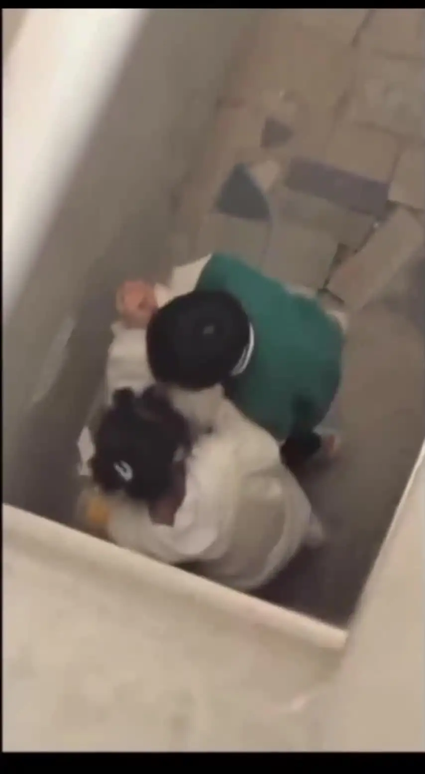 高中女同学被校霸堵在后巷强吻