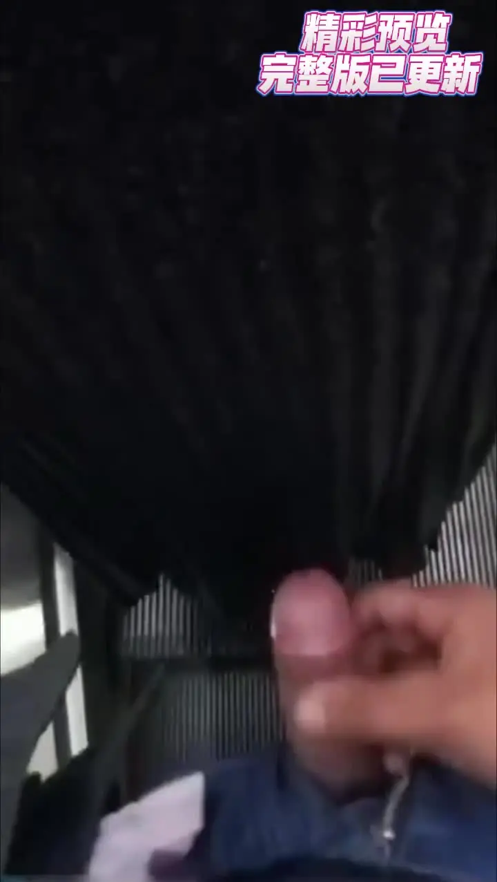 【重磅黑料】户外大神，公共场所，尾随美女，掏出鸡巴就对臀部喷射精液！翻车了哎呀变态，曹尼玛，傻B啊你