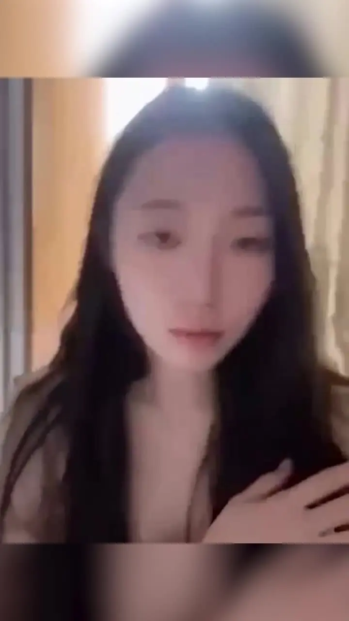 제 아름다운 여자 친구가 저에게 열심히 섹스해달라고 애원하고 있습니다.