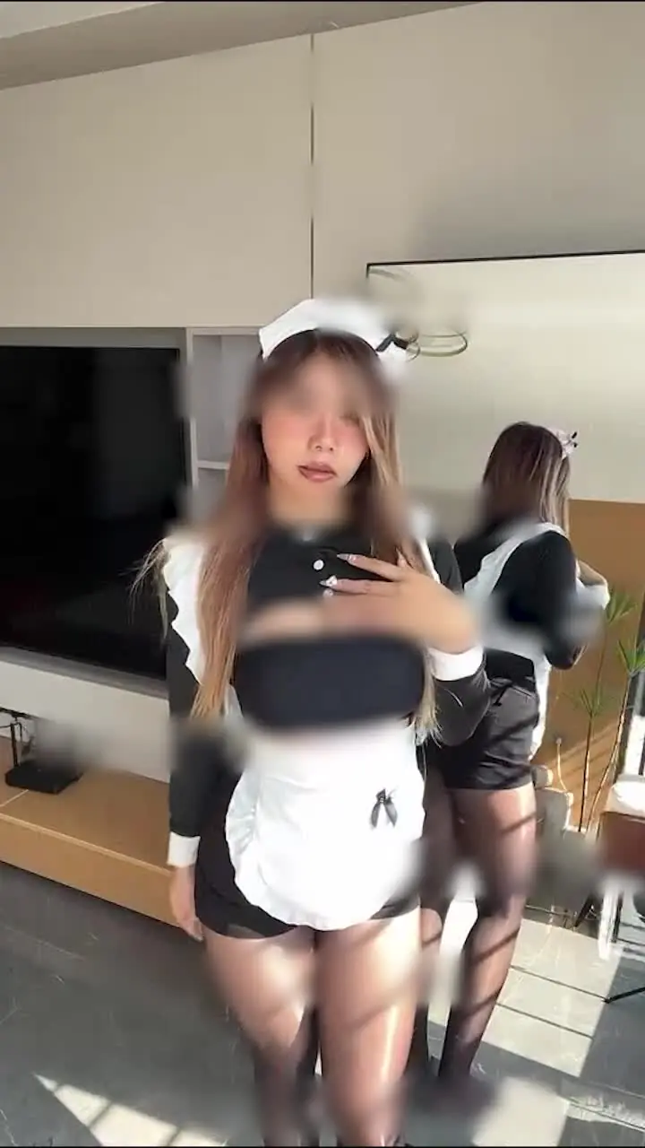 ¿Simple y brutal hoy? ¿Qué te parece? Vamos a mirar la piel brillante de la criada, sus bragas envueltas en seda negra.