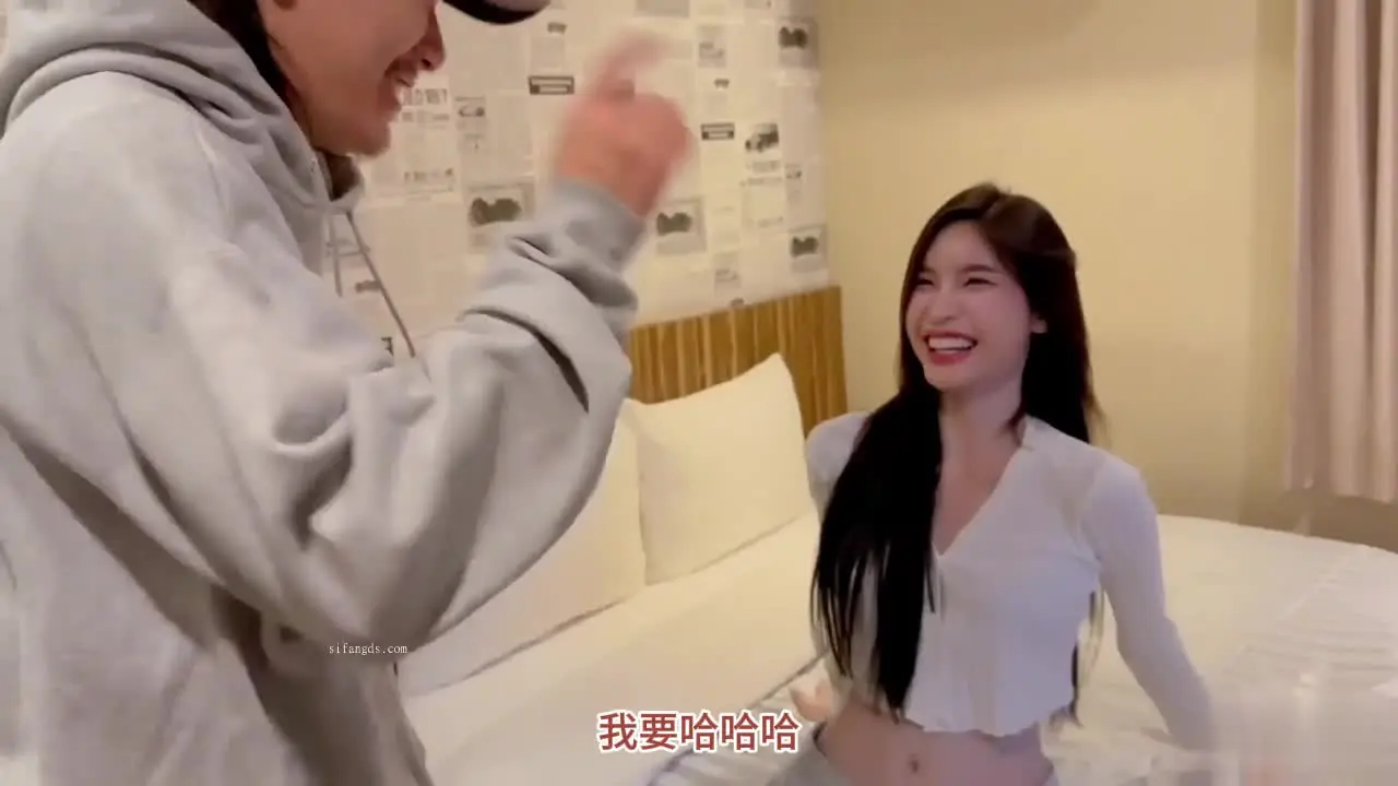 Thai scout meets godly face model, takes off his pants and marvels at his big dick, directly lets him shoot inside, and helps lick it clean after the shoot.