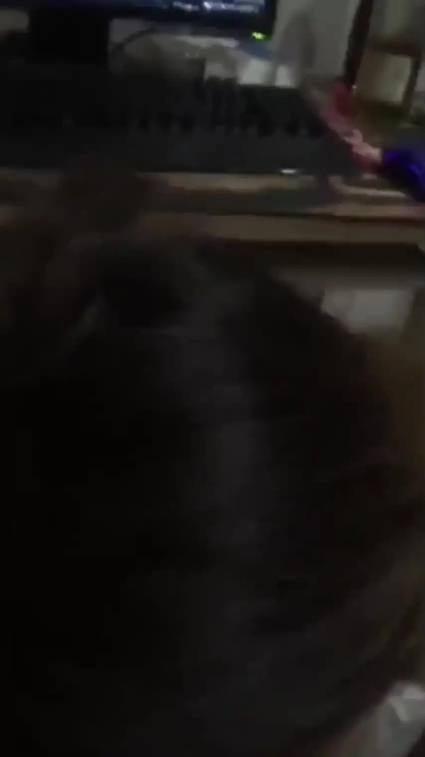 [Une jeune femme qui vient de se marier et dont le mari est en voyage d'affaires l'a trompée, mais elle a aussi dit à son mari qu'elle se sentait très excitée.