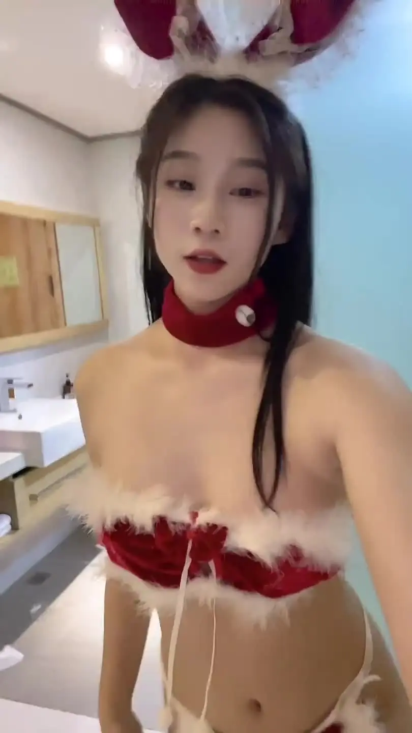 原创 周周 圣诞女仆勾引主人