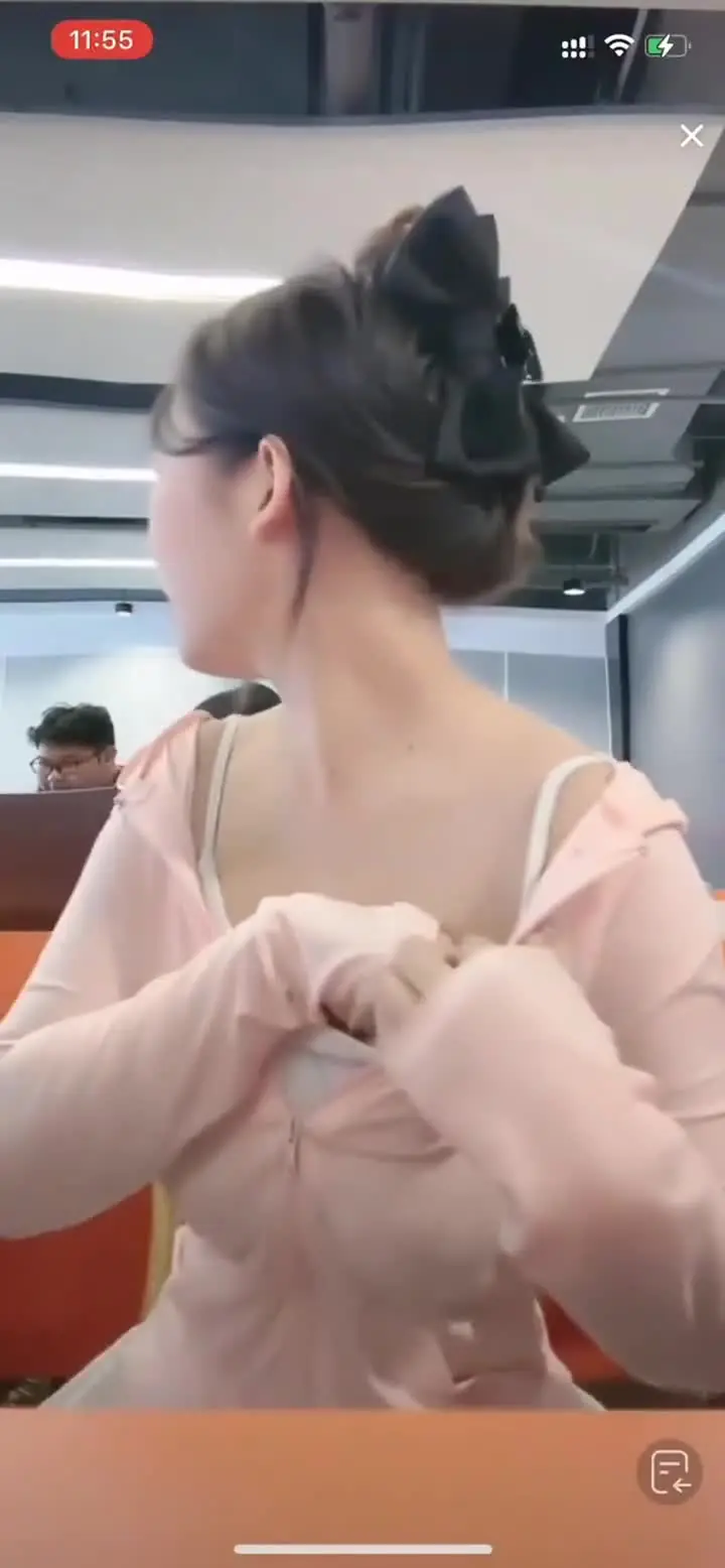 [Jitterbug Seleccionado Going Naked] Algunos de ellos son deliberados, algunos de ellos son accidentales, el aula de la escuela en vivo recogiendo pegatinas pecho, y jitterbug relleno saltando huevos en vivo, las tripas realmente demasiado grande