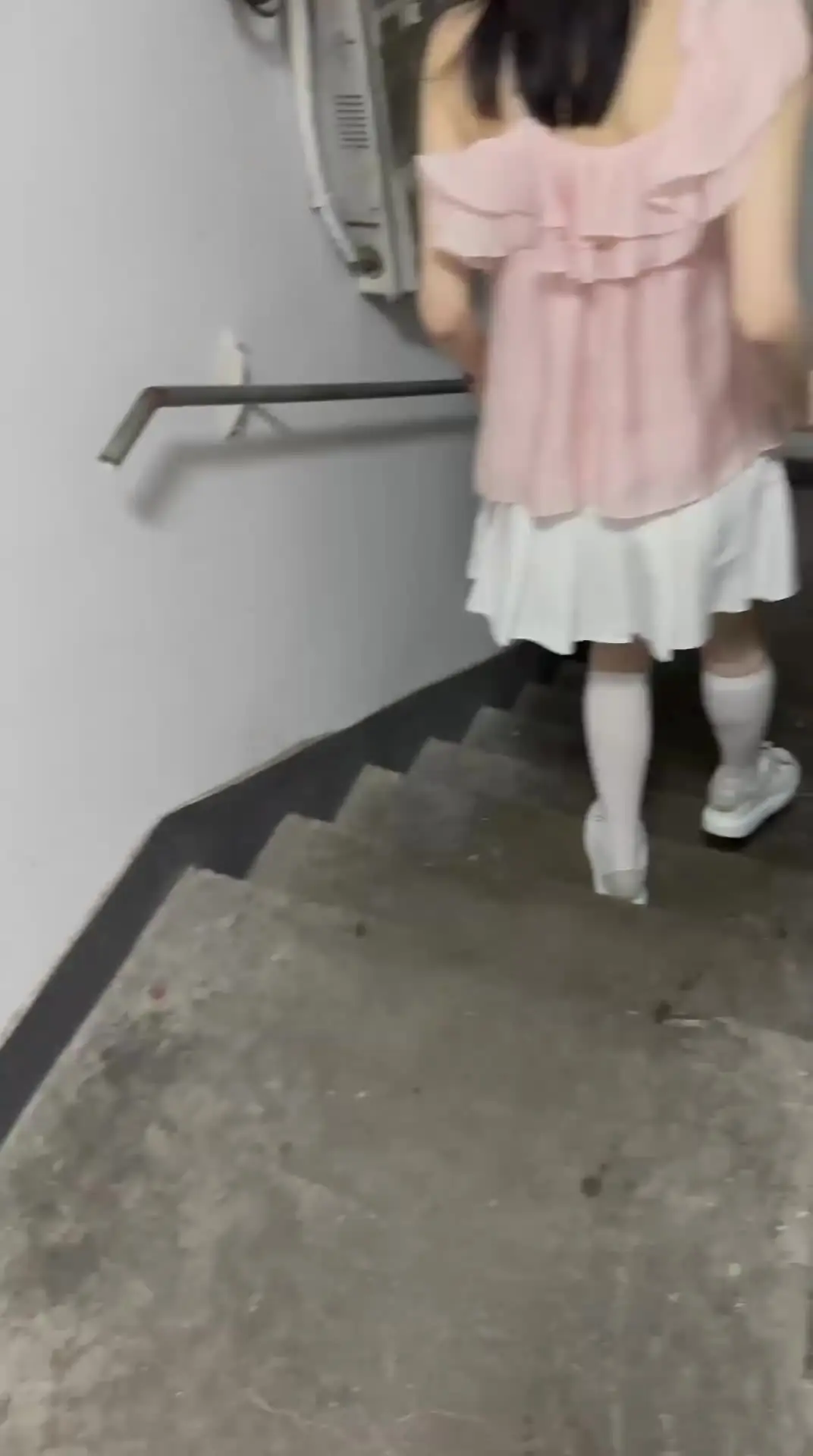 Playing with a classmate's sister in high school, a young girl's pussy White stockings are so tempting.