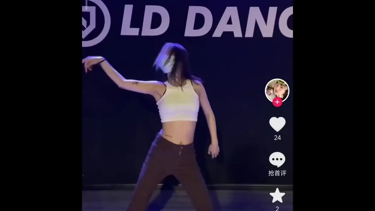 Departamento de dança demasiado tarde raparigas de alta costura tomam banho vídeo quente