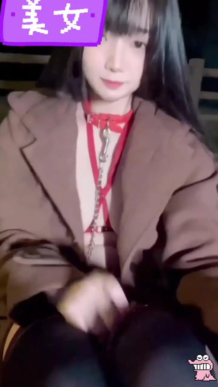 [Genç bir kız öğrenci, altın babasının şartlandırma görevini yapmak için kampüste ifşa edilir.