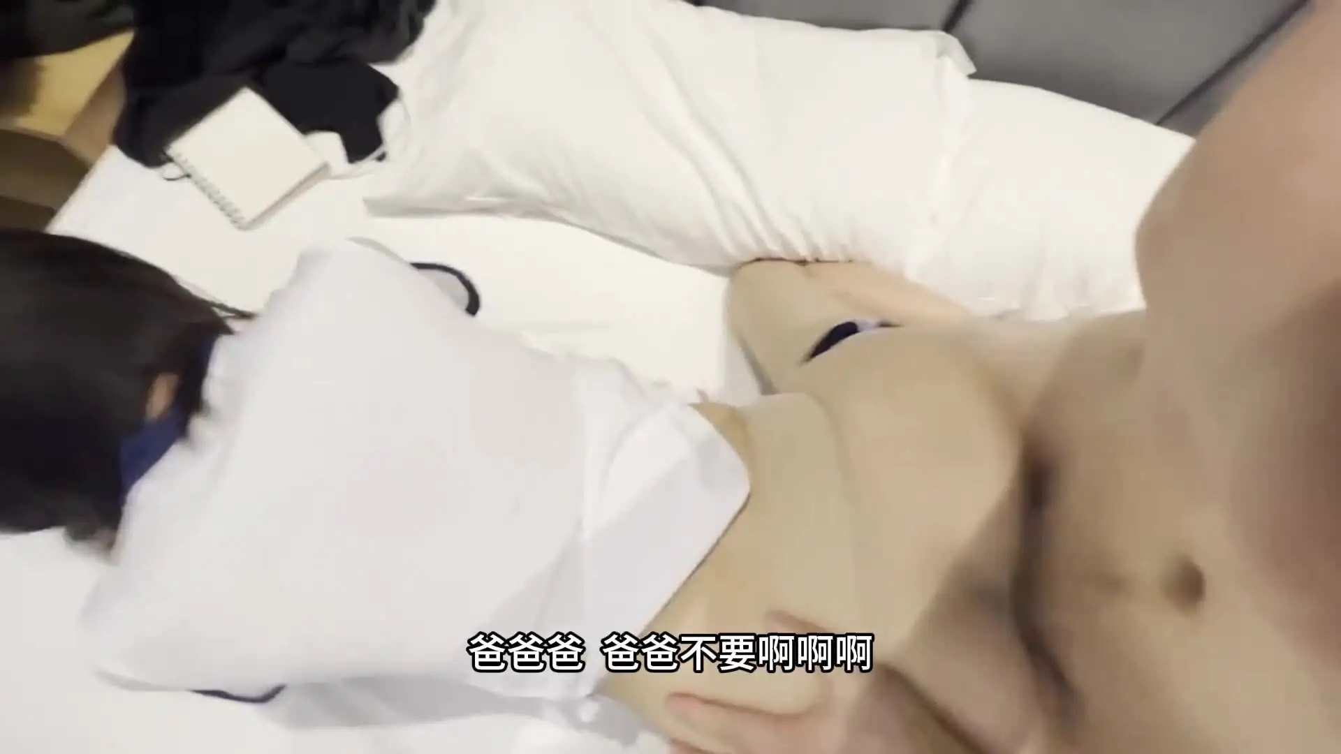 Fodeu a cabra de fato de ginástica, brincou com os grãos da rata dela com um vibrador enquanto a fodia, e depois tirou-o e lambeu-o na boca dela! Ela é tão sedutora.