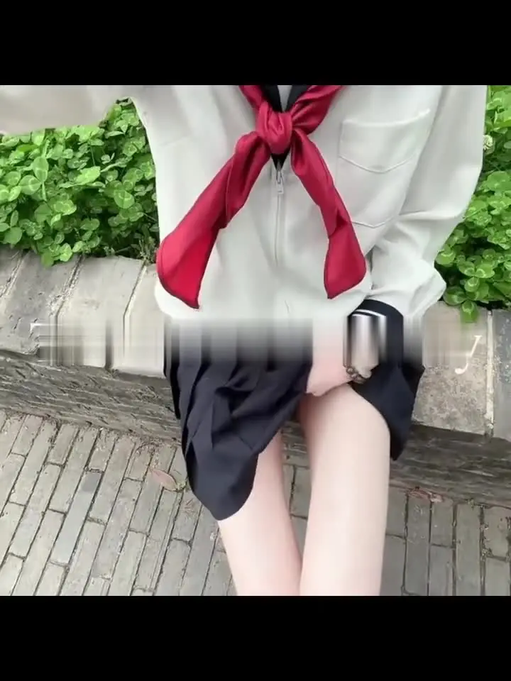 Hairless slut outdoor boldly reveals peeing