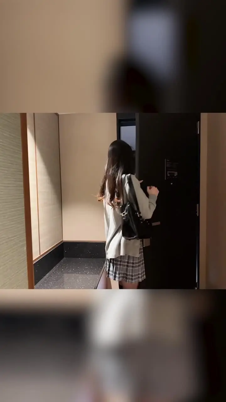 小逗逗❤️JK学妹上门被猥琐男调教_带上狗链 脱脱内内内 水晶假鸡吧插入