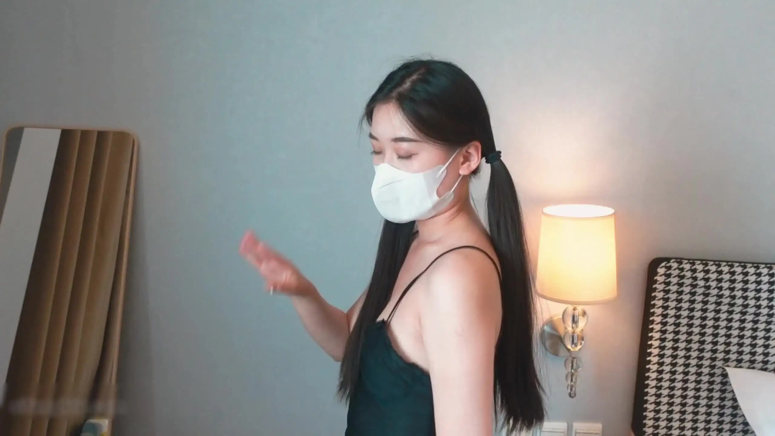 La profesora de parvulario estaba tan cachonda que tuvo que usar una app de citas para conseguir una gran polla en la que metérsela.