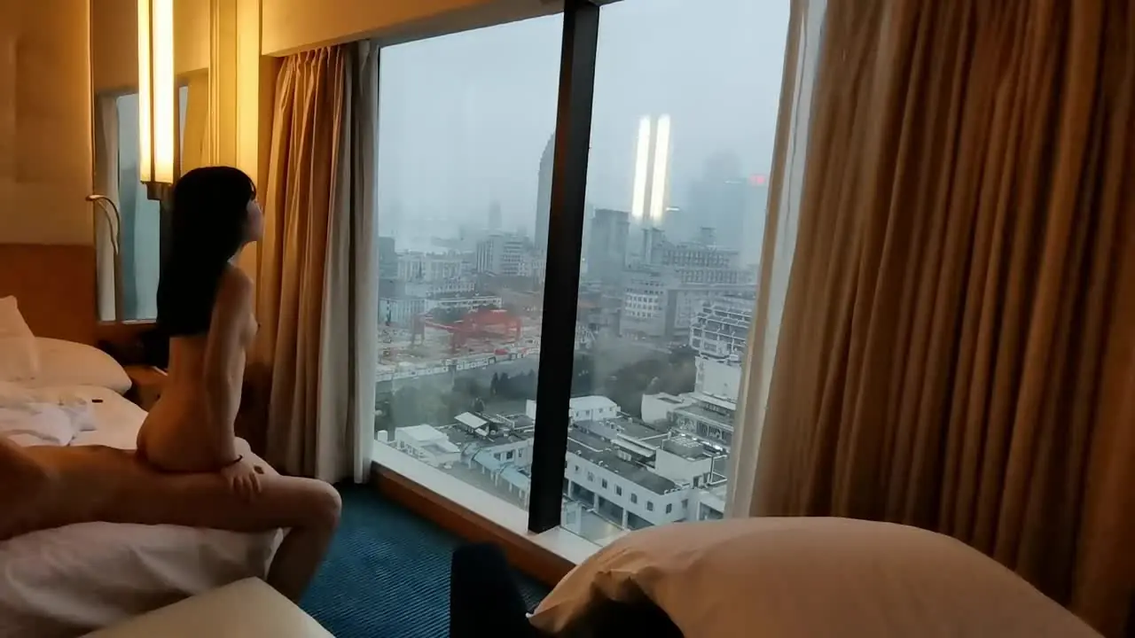 Maravillosa vista previa - Shanghai Academia de Bellas Artes 02 Guo Moumin - movimiento apasionado frente a las ventanas de piso a techo, afinando y golpeando contraste perra perra. Miserable escoria ruptura exposición de vídeo.