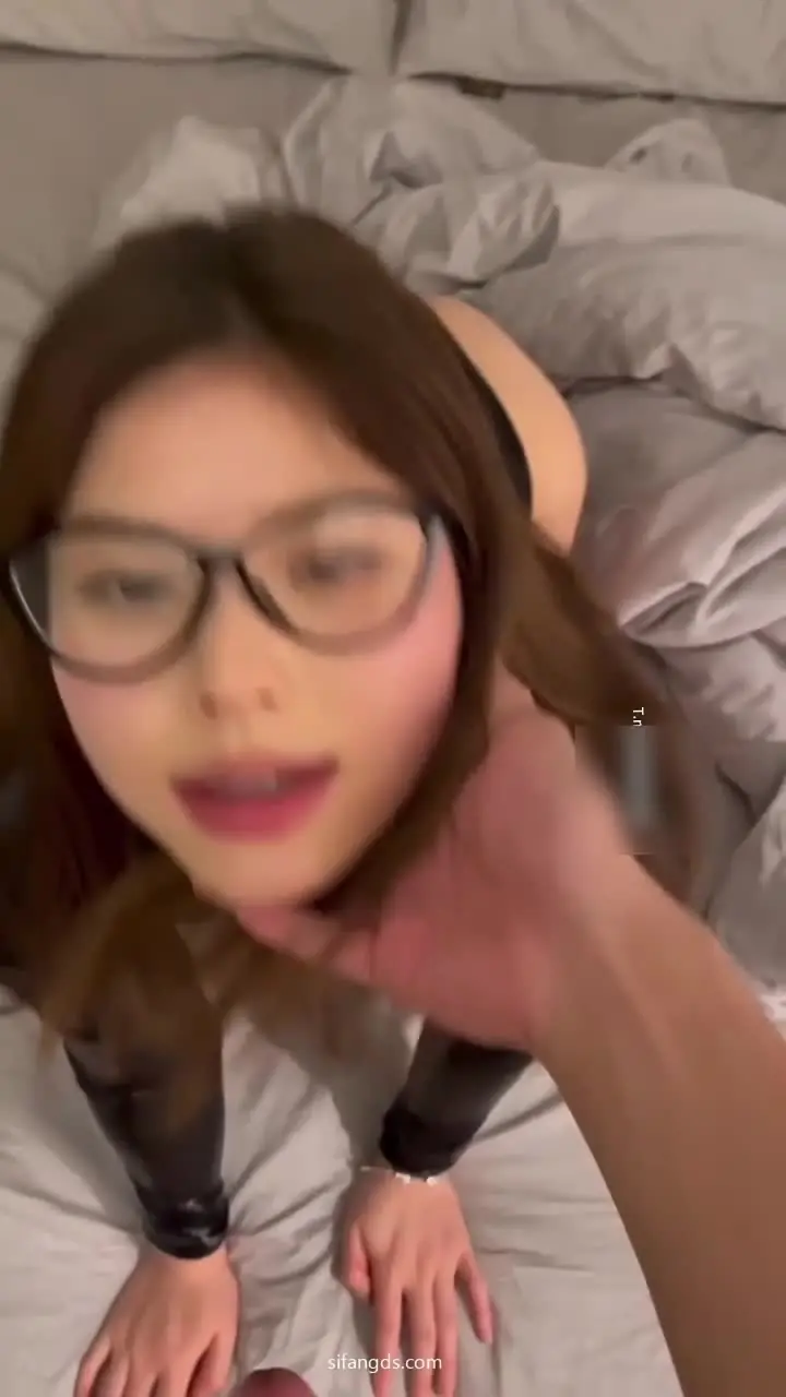 【史上最骚反差预览】第四期迫不及待的抢主人鸡巴吃，一直求要鸡巴插，被操到表情失控，嘴巴接精子然后吞精