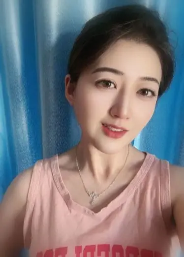 Une hôtesse de l'air divulgue une fellation à visage découvert